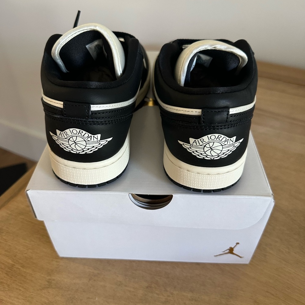 $160 NEW IN BOX!  Air Jordan 1 Low SE women’s 8.5 - Picture 3 of 7